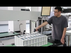 दीवार पर लगी सौर बैटरी